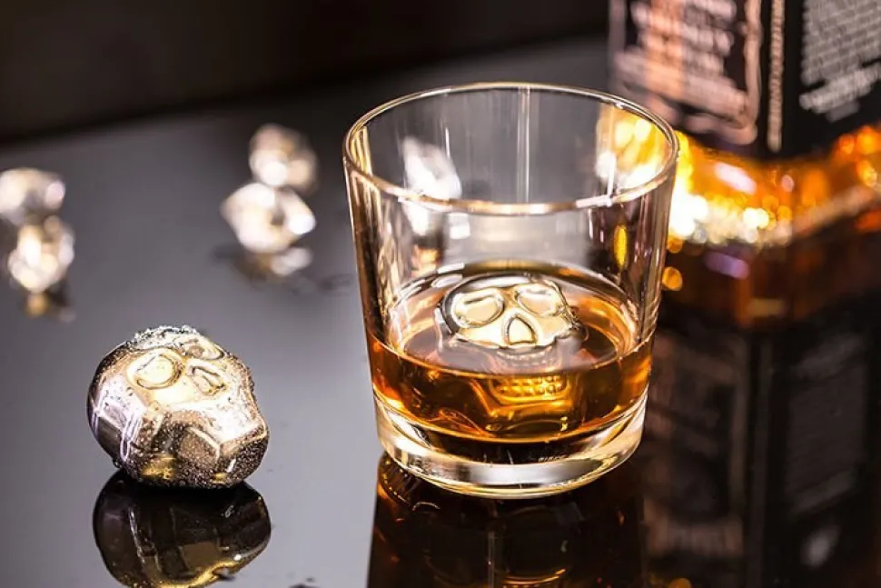 Metalowe czaszki do drinków