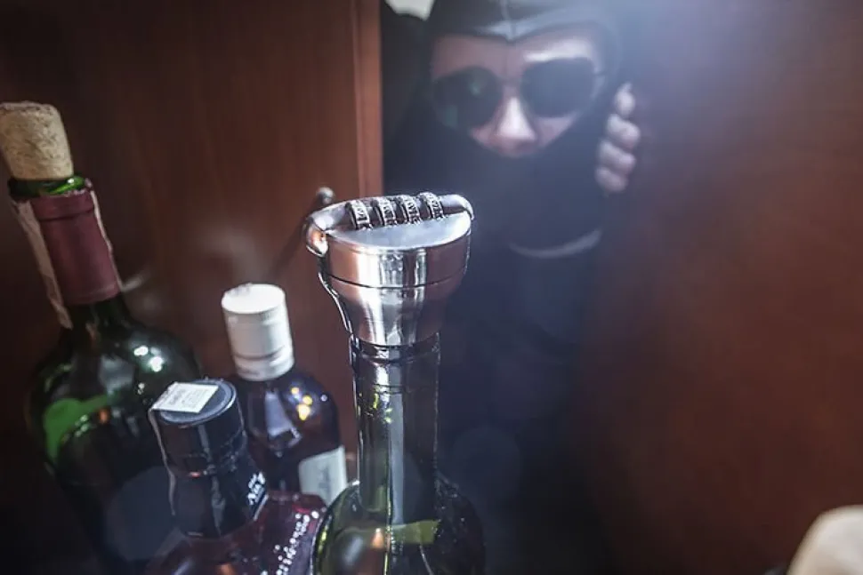 Strażnik wina - cyfrowy zamek na wino w metalowej puszce