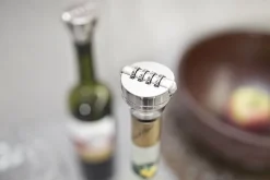 Strażnik wina - cyfrowy zamek na wino w metalowej puszce