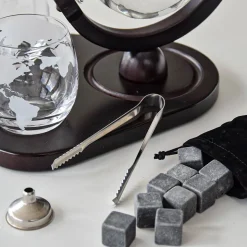Zestaw do whisky GLOBUS DELUXE: karafka, 2 szklanki, drewniana podstawka i kamienne kostki